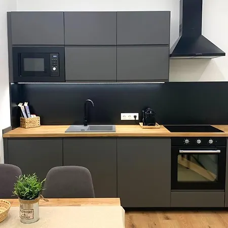 Apartment Sipsix - Modern 2 Bedroom Newly Renovated Flat With Ac In Centre